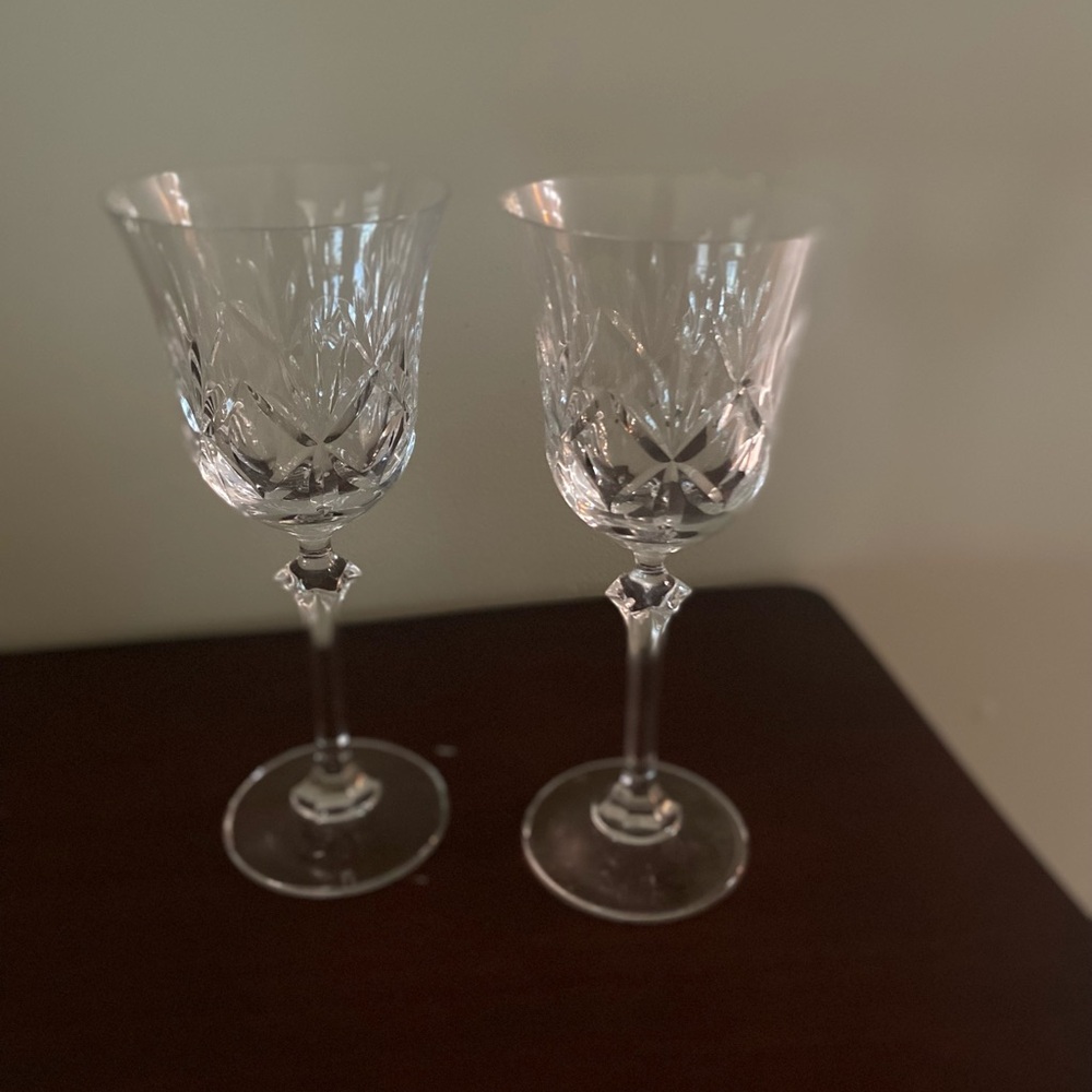 Elegant White Drinkware for Dining